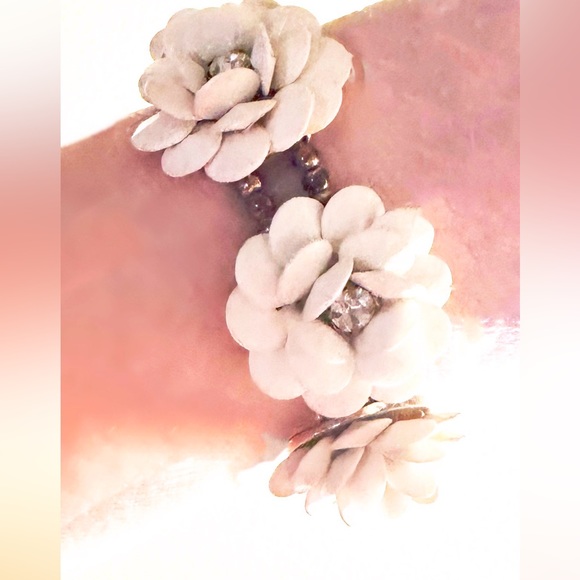 ✅⬇️50%Off🙃Bracelet RETRO 4 Flowers, Gold Metal/Stretch 6"-8" uniquely beautiful - Picture 4 of 9